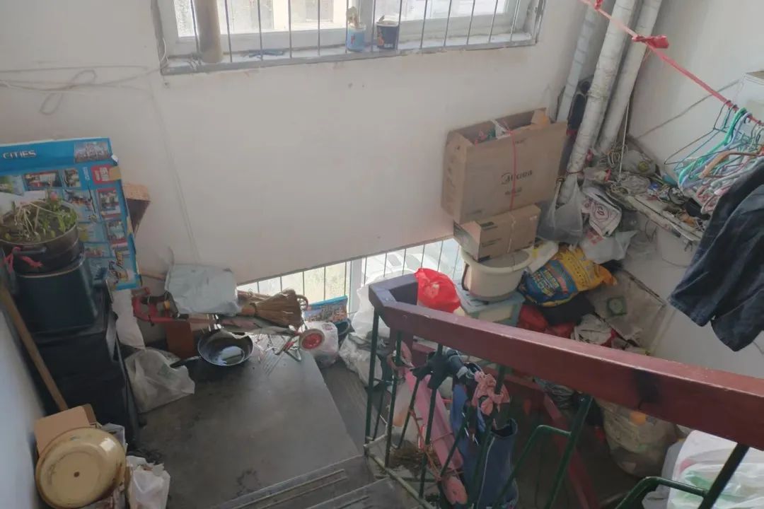 【警示案例】楼梯间堆杂物 = 堵死逃生路！这场清晨火灾敲响警钟，这些习惯赶紧改！